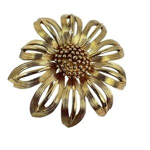 Vintage Monet Daisy Flower Gold Tone Brooch Pin